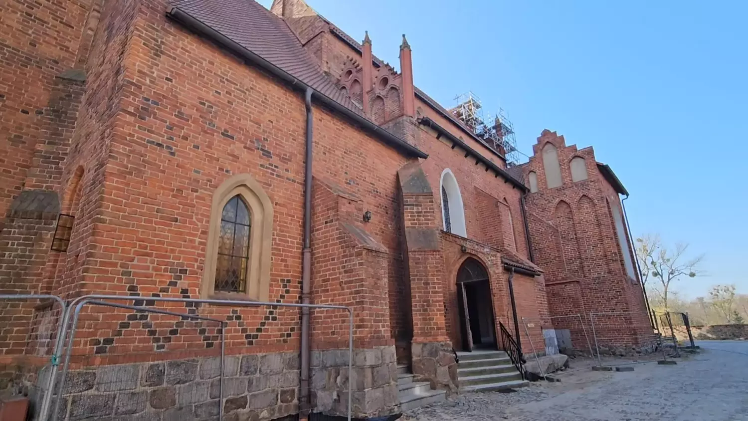 Czyszczenie elewacji jednego z najstarszych zabytków w mieście